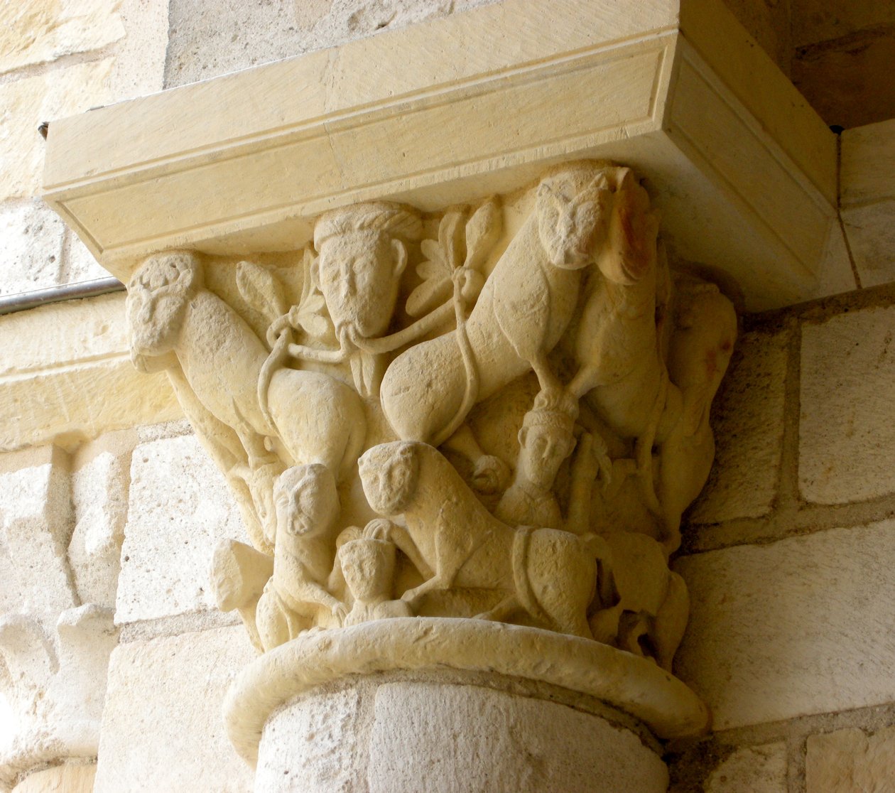 Kapitell mit Darstellung von Löwen und Gesichtern von French School