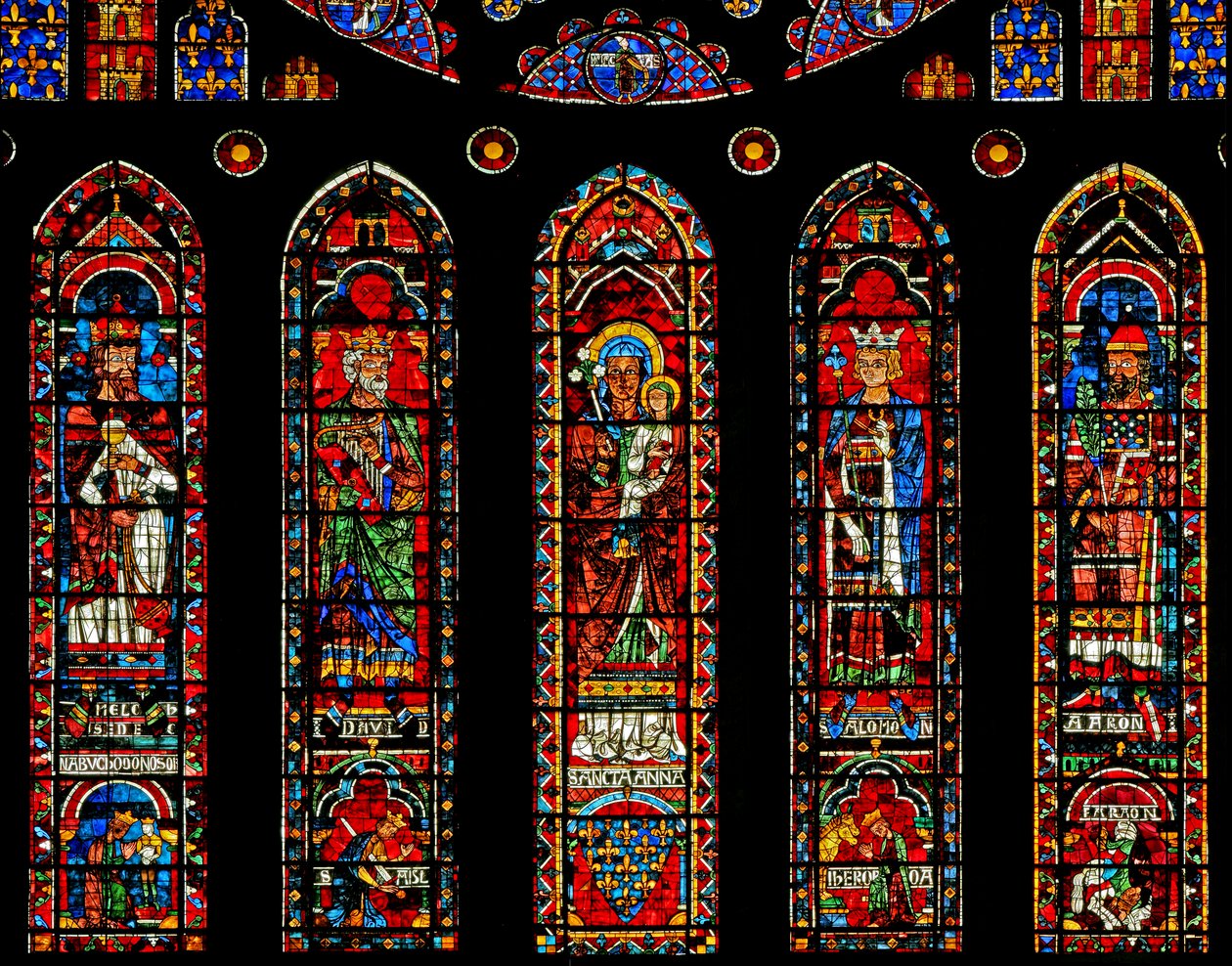 Figuren unter dem Nordrosenfenster: Melchisedek, David, St. Anna, Salomo, Aaron und Szenen von French School