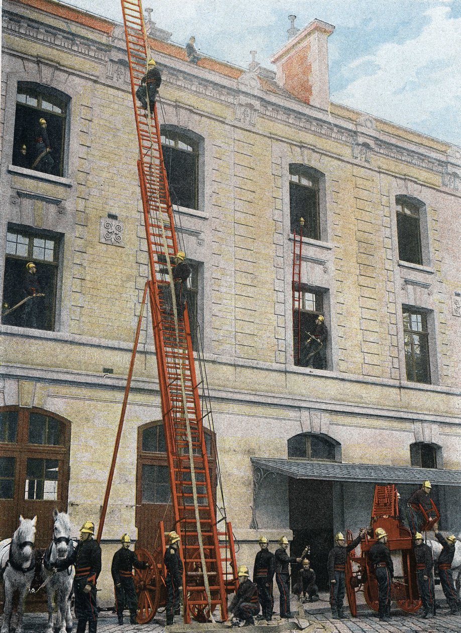 Feuerwehrleute von Paris. Die große Leiter des Gugumus-Systems, gezogen von zwei Pferden; auf ihrem Vorderwagen sind der Fahrer und die drei Pioniere, die sie manövrieren müssen. von French School