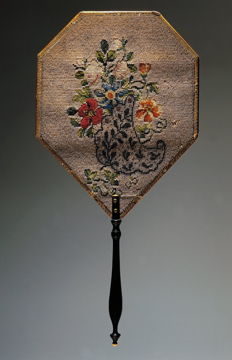 Handfächer, mit Satin bezogene Karte mit perlenbesticktem Blumenmotiv, Holzgriff, Länge 41,9 cm von French School