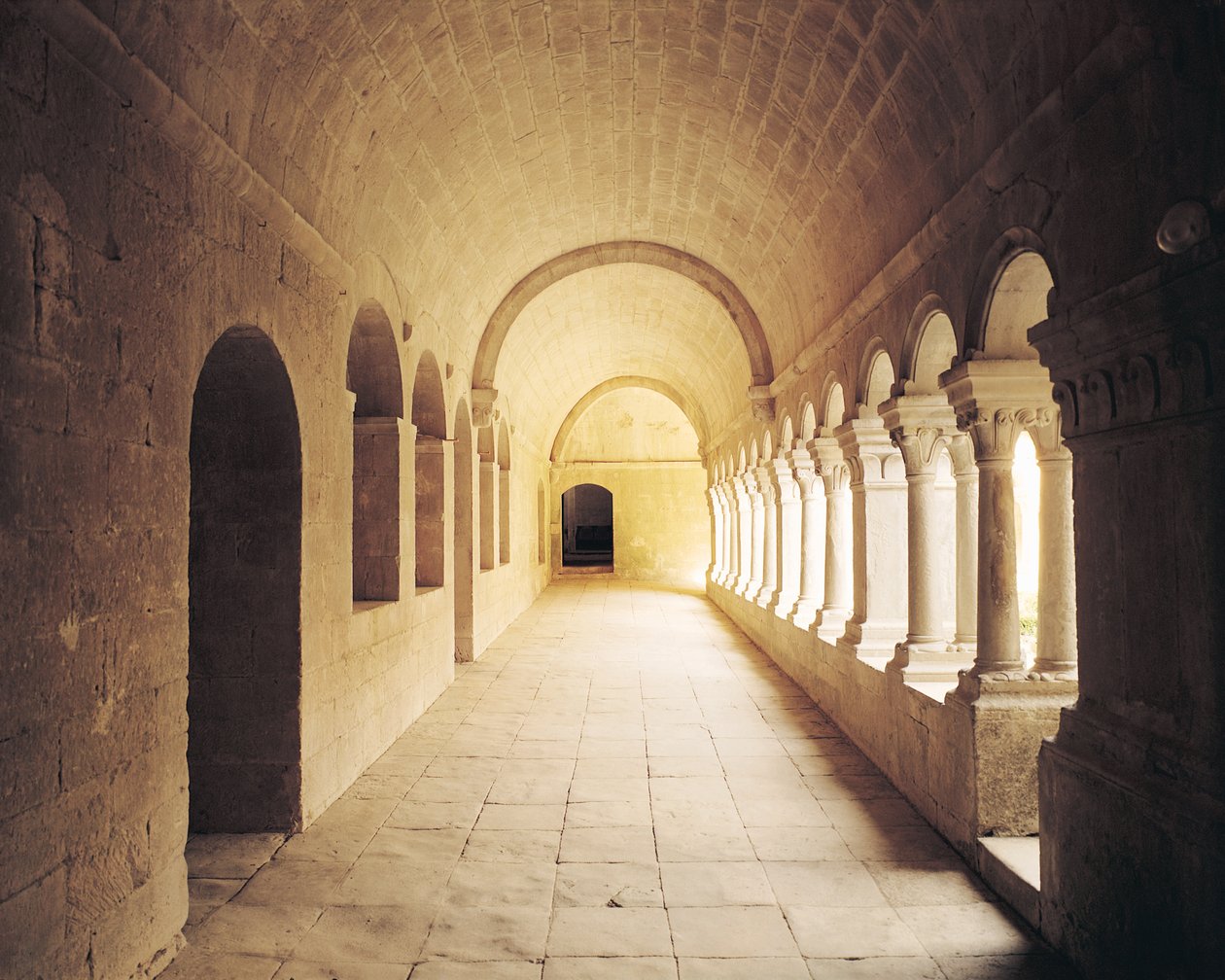 Innenansicht des Kreuzgangs, gegründet 1148 von French School