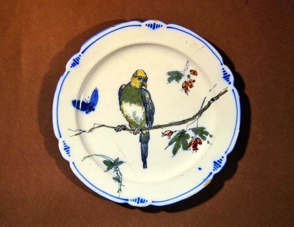 Teller mit Vogel-, Schmetterlings- und Blütenmuster, Bourg-la-Reine-Manufaktur von French School