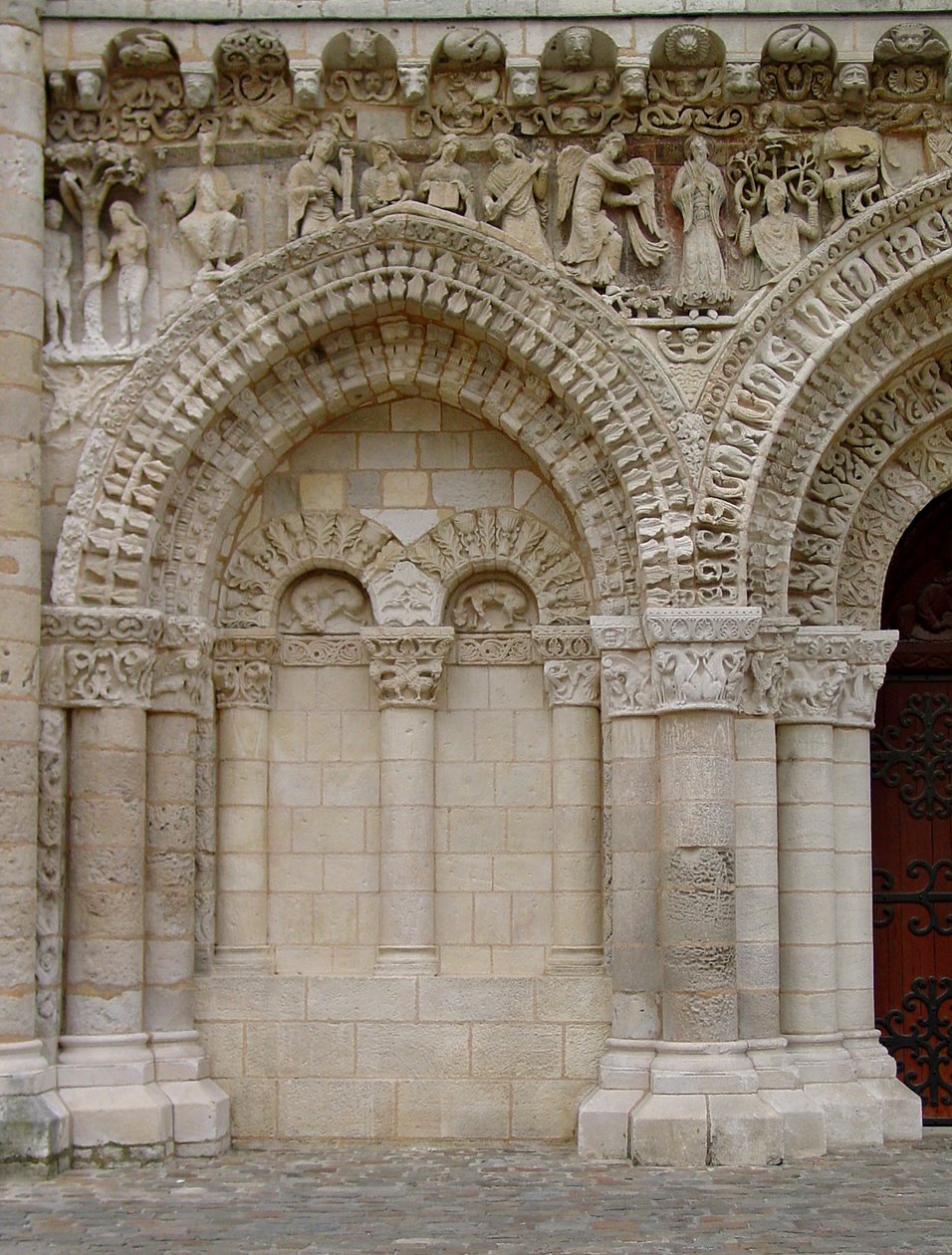 Portal von den Westfassaden von French School