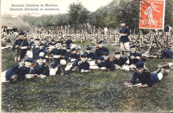 Postkarte, die die deutsche Infanterie bei Manövern zeigt von French School
