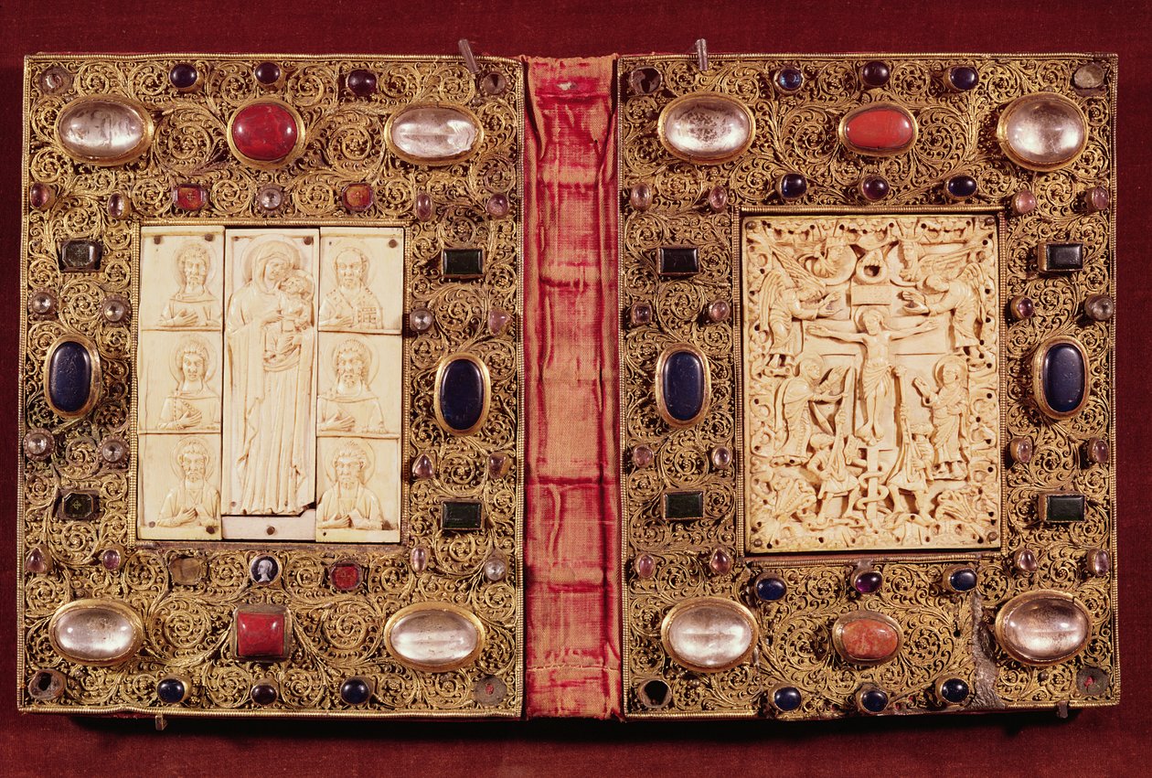 Reliquienplakette, die die Jungfrau und das Kind mit Heiligen und die Kreuzigung darstellt (Gold, Elfenbein & Edelsteine) von French School