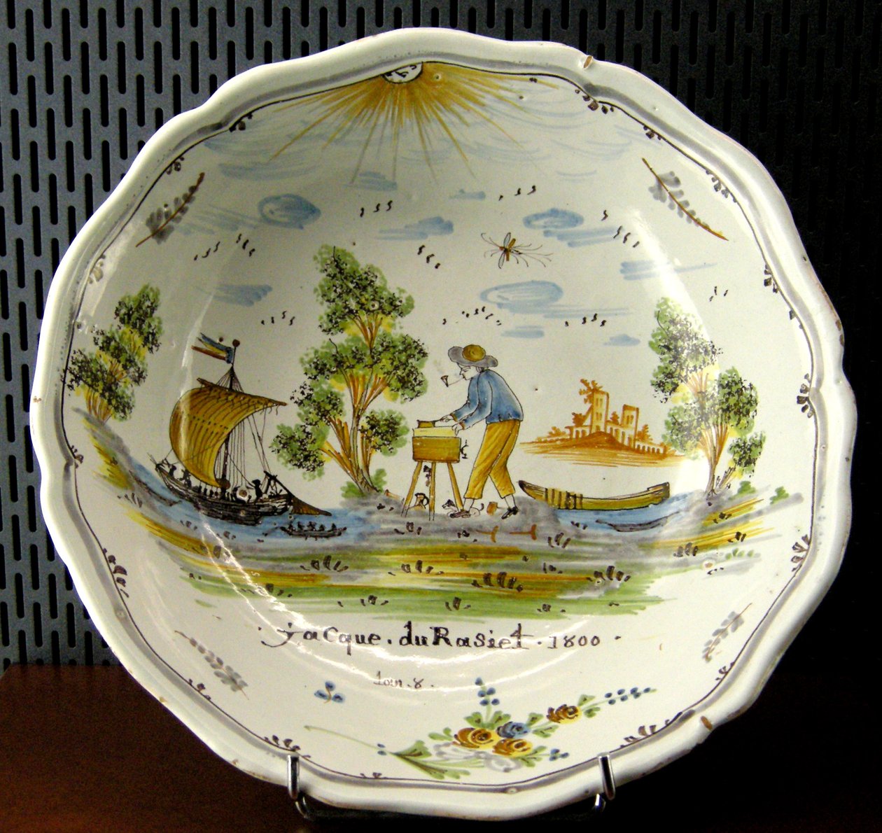Salatschüssel mit Darstellung eines Handwerkers und Booten auf der Loire, Nevers, 1800 von French School