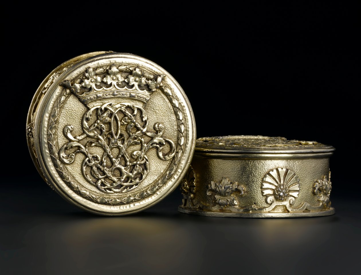 Silbervergoldete kleine runde Dose mit Deckel aus dem Lennoxlove-Toilettenset, im Besitz von Frances Teresa Stewart, Herzogin von Richmond und Lennox: Französisch, Paris, geprüft zwischen September 1672 und Oktober 1674 von French School
