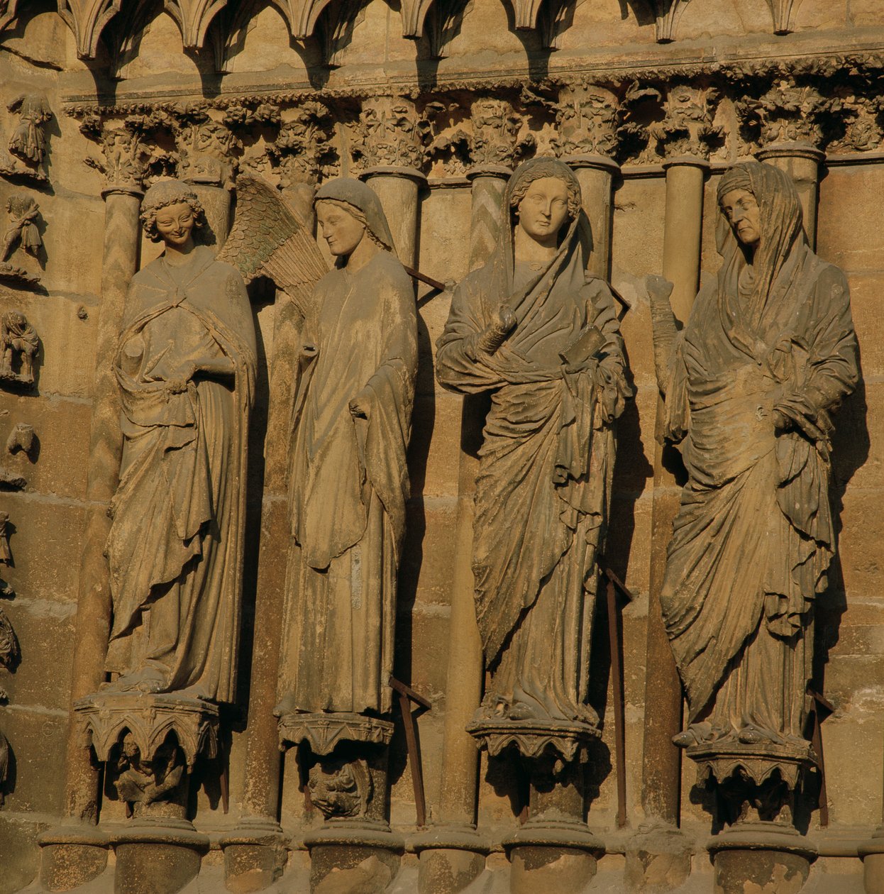 Die Heimsuchung, vier Jambenfiguren von der Westfassade der Kathedrale, ca. 1230-40 (Kalkstein) von French School