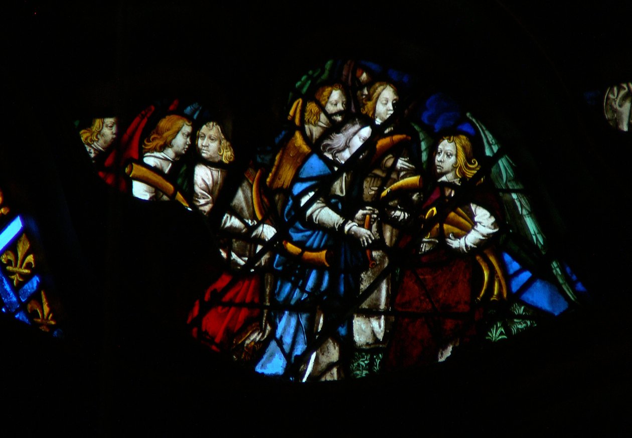 Das westliche Rosenfenster zeigt eine Szene aus dem Buch der Offenbarung: sieben Engel vor Gott, die sieben Trompeten erhalten (8:2). von French School
