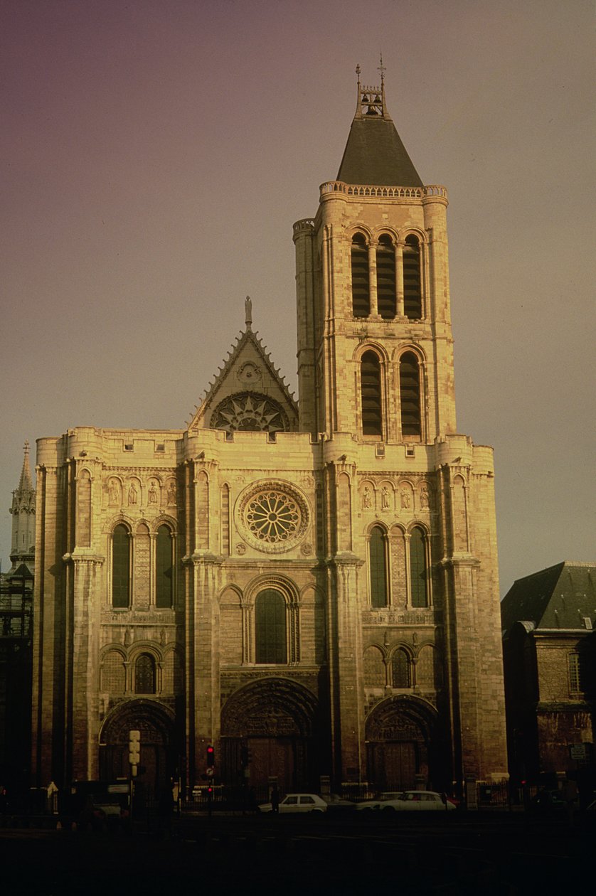 Ansicht der Westfassade, begonnen ca. 1135 von French School
