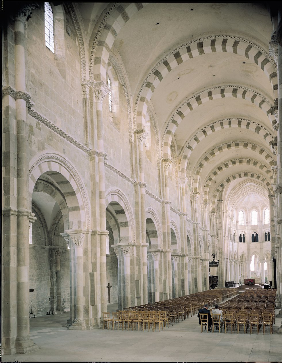 Blick auf das Innere des Kirchenschiffs, 12. Jahrhundert von French School