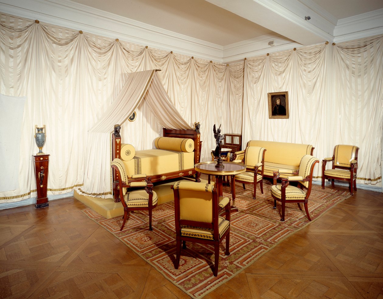 Ansicht des Zimmers von Kaiser Napoleon I. (1769-1821) im Schloss Malmaison, in Rueil-Malmaison von French School