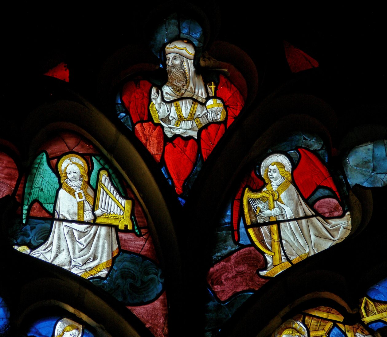 Fenster, das musizierende Engel und Gott darstellt von French School