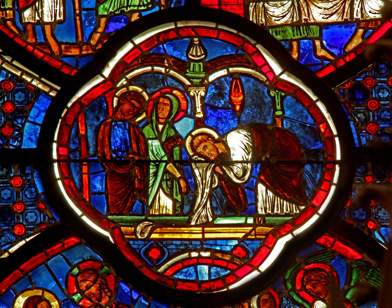 Fenster w0, Darstellung von St. Peter, St. Jakobus und St. Johannes am Grab der Auferstehung von French School