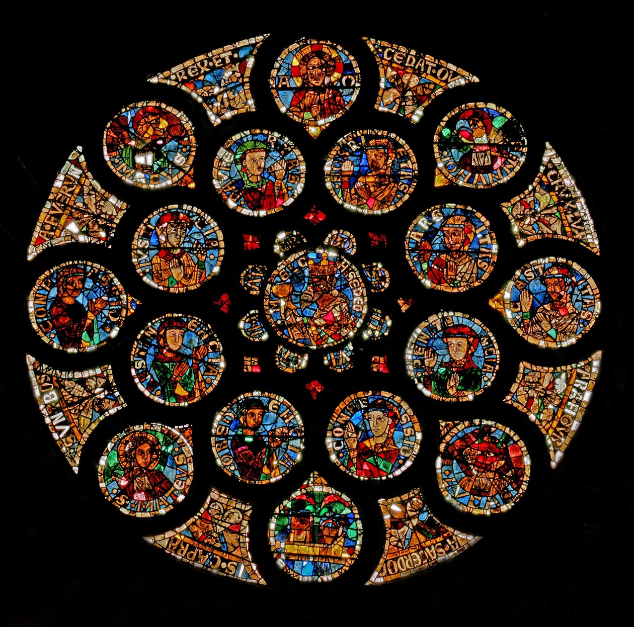 Fenster w108 mit dem Neuen Bund: oben Christus (Alpha und Omega), dann die vier Symbole der Evangelisten, zwei Tugenden an den äußeren Enden und die Ar... von French School
