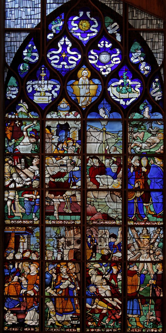 Fenster w13 mit Darstellung des Martyriums des Heiligen Vinzenz; die Litanei der Jungfrau Maria in den Maßwerklichtern von French School