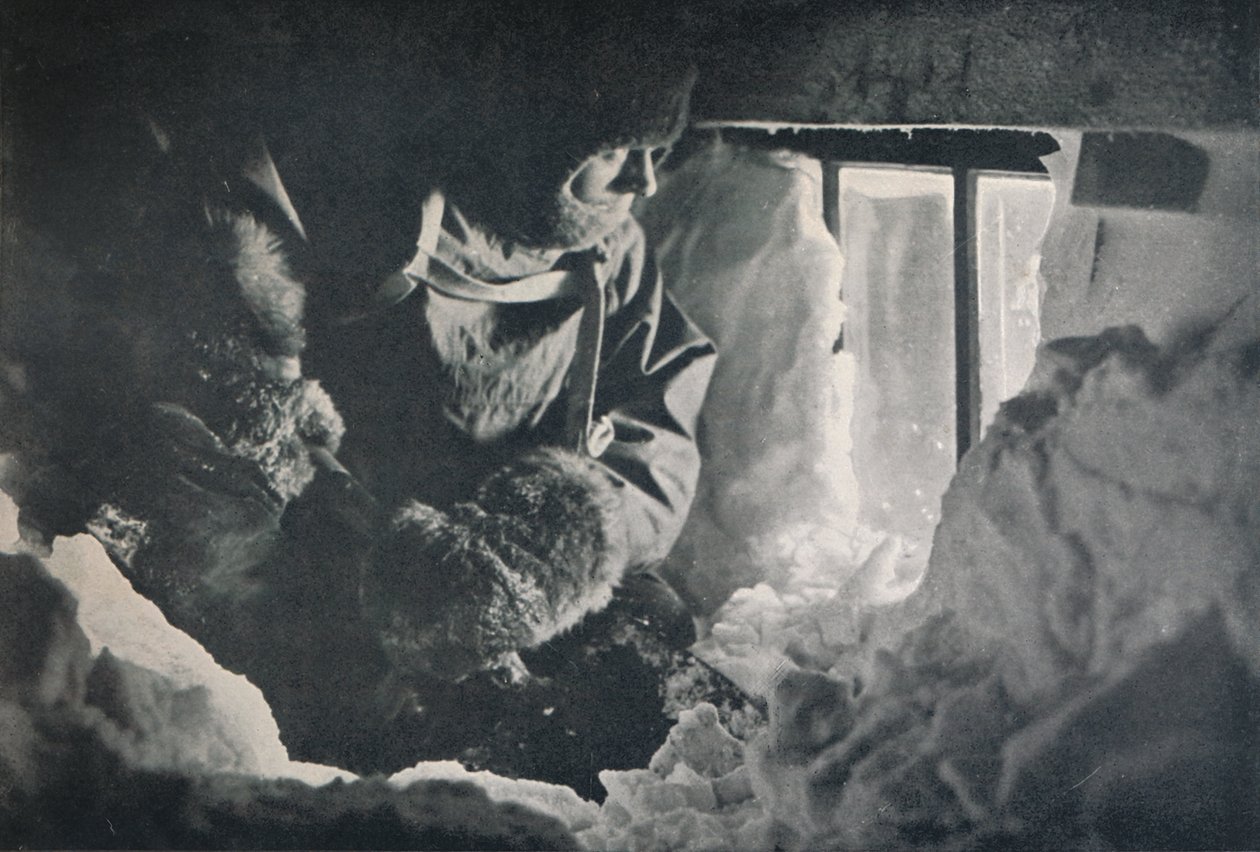 Schneeräumung vom Fenster der Hütte am Kap Adare, ca. 1911, 1913 von G. Murray Levick