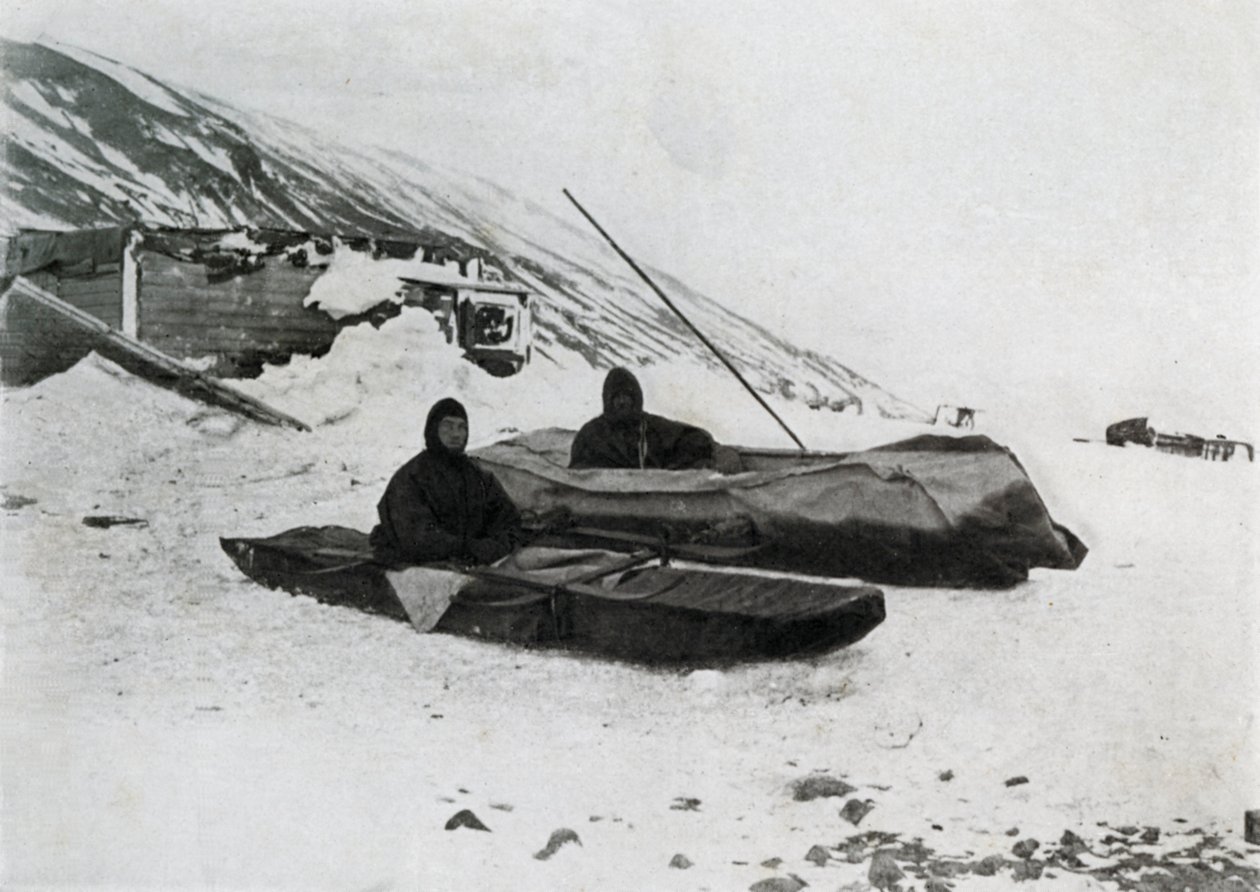 Die zwei Kajaks an Land, ca. 1911, 1913 von G. Murray Levick