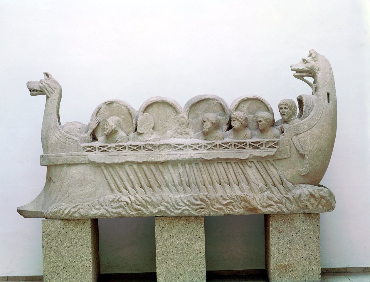 Modell eines Schiffes, das Wein auf der Mosel transportiert, aus Neumagen von Gallo Roman