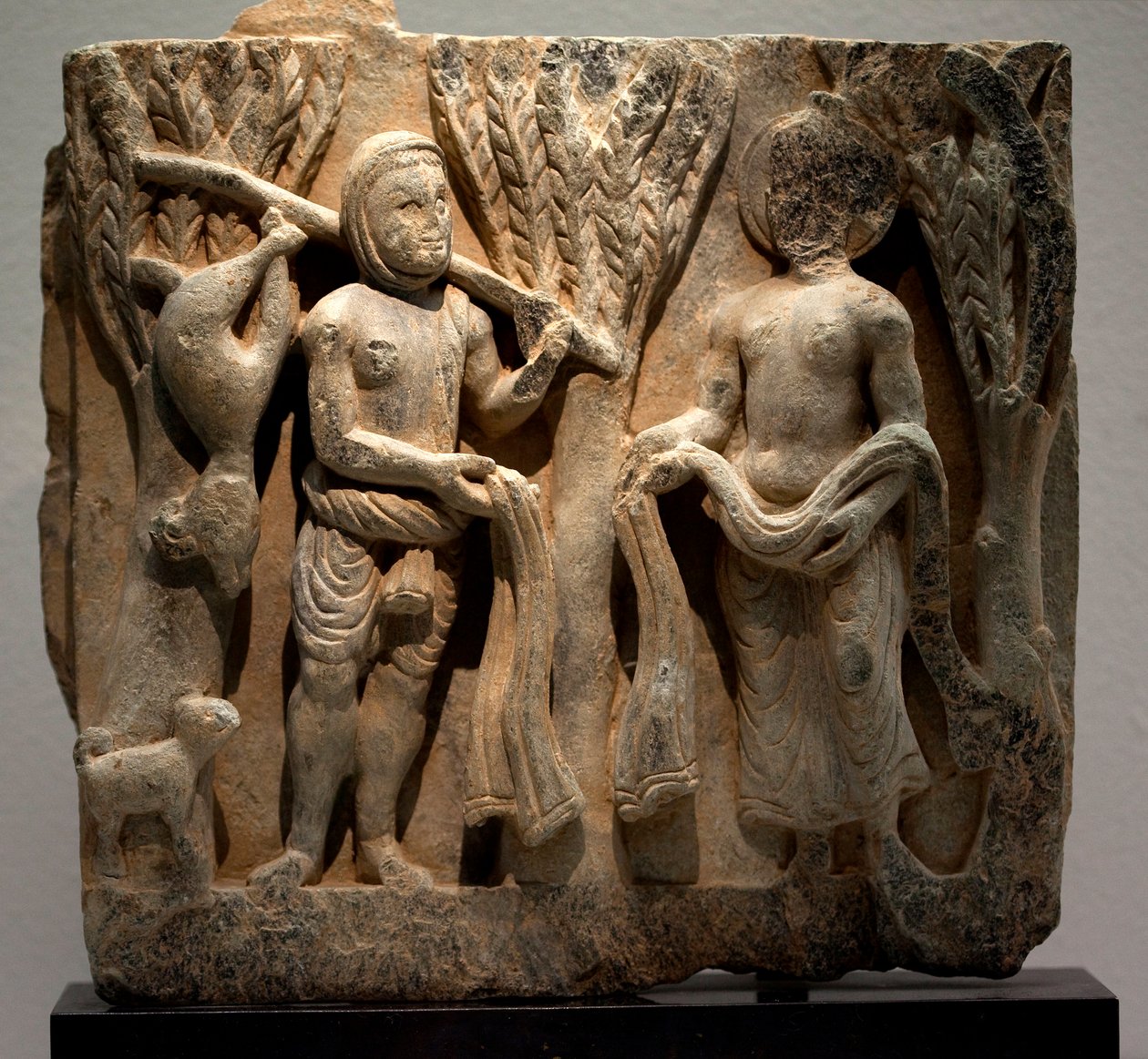 Kleiderwechsel mit einem Jäger. Flachrelief, Kunst von Gandhara (Pakistan), 2.-3. Jahrhundert. Nationalmuseum von Korea, Seoul (Südkorea). von Gandhara School