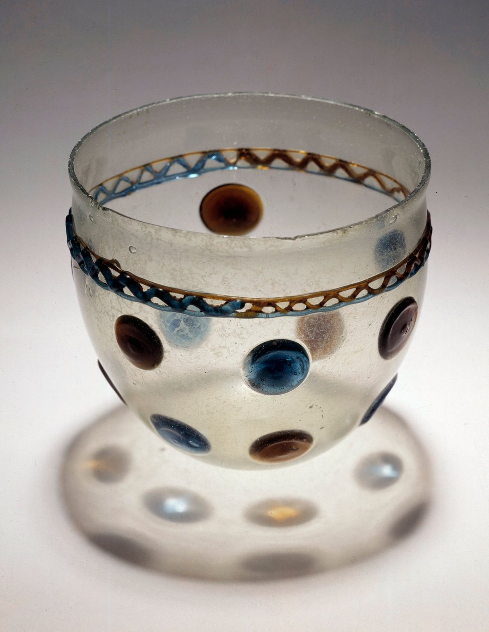 Gallische Kunst: Glastasse mit farbigen Tabletten. Ende des 4. Anfang des 5. Jahrhunderts nach Christus. Aus Breny. Saint Germain en Laye, Museum für Nationalarchäologie von Gaulish Gaulish