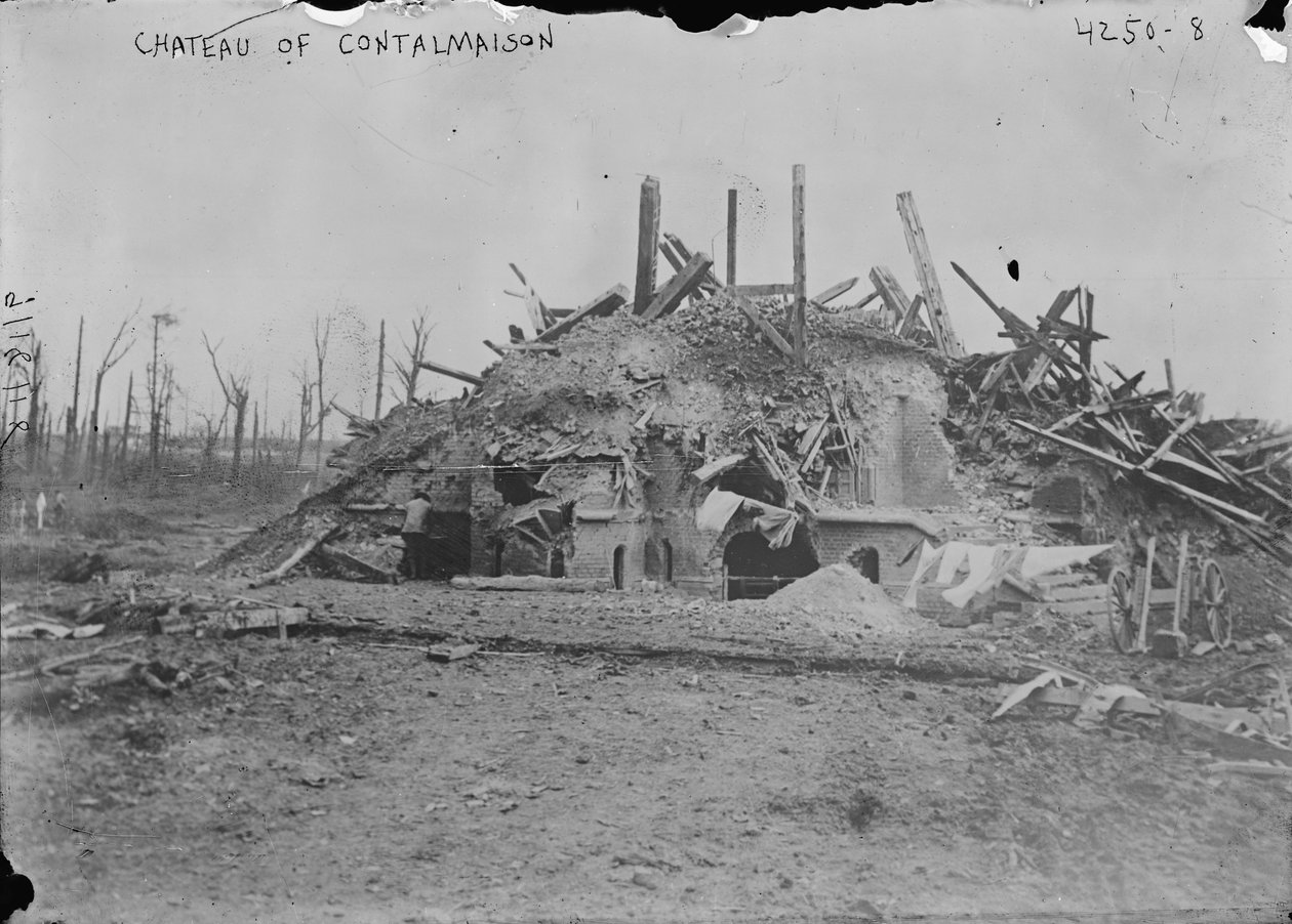 Ruinen des Schlosses von Contalmaison nach der Schlacht an der Somme, 1916 von George Grantham Bain