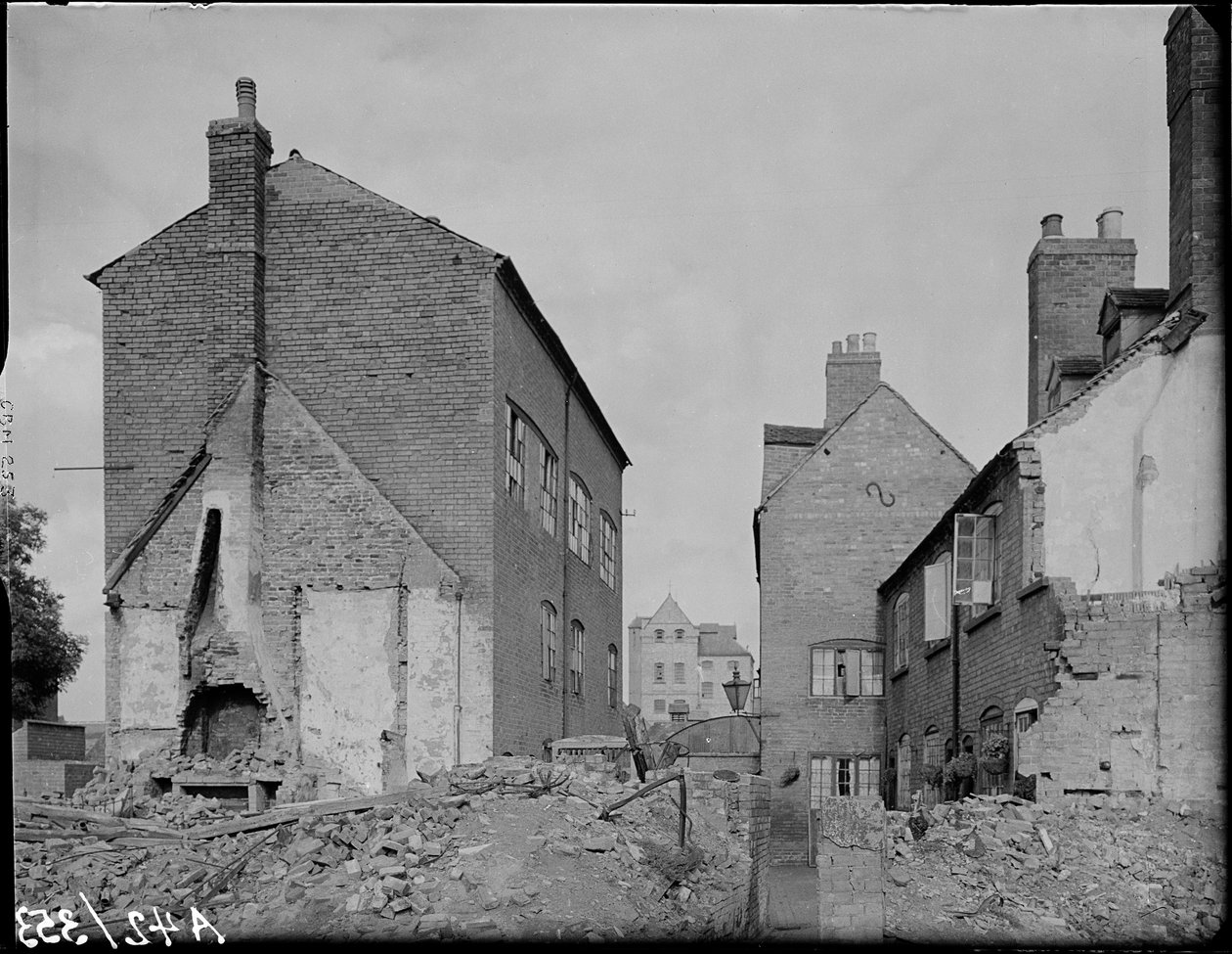 Hof 16, Little Park Street, Coventry, 1941 von George Bernard Mason