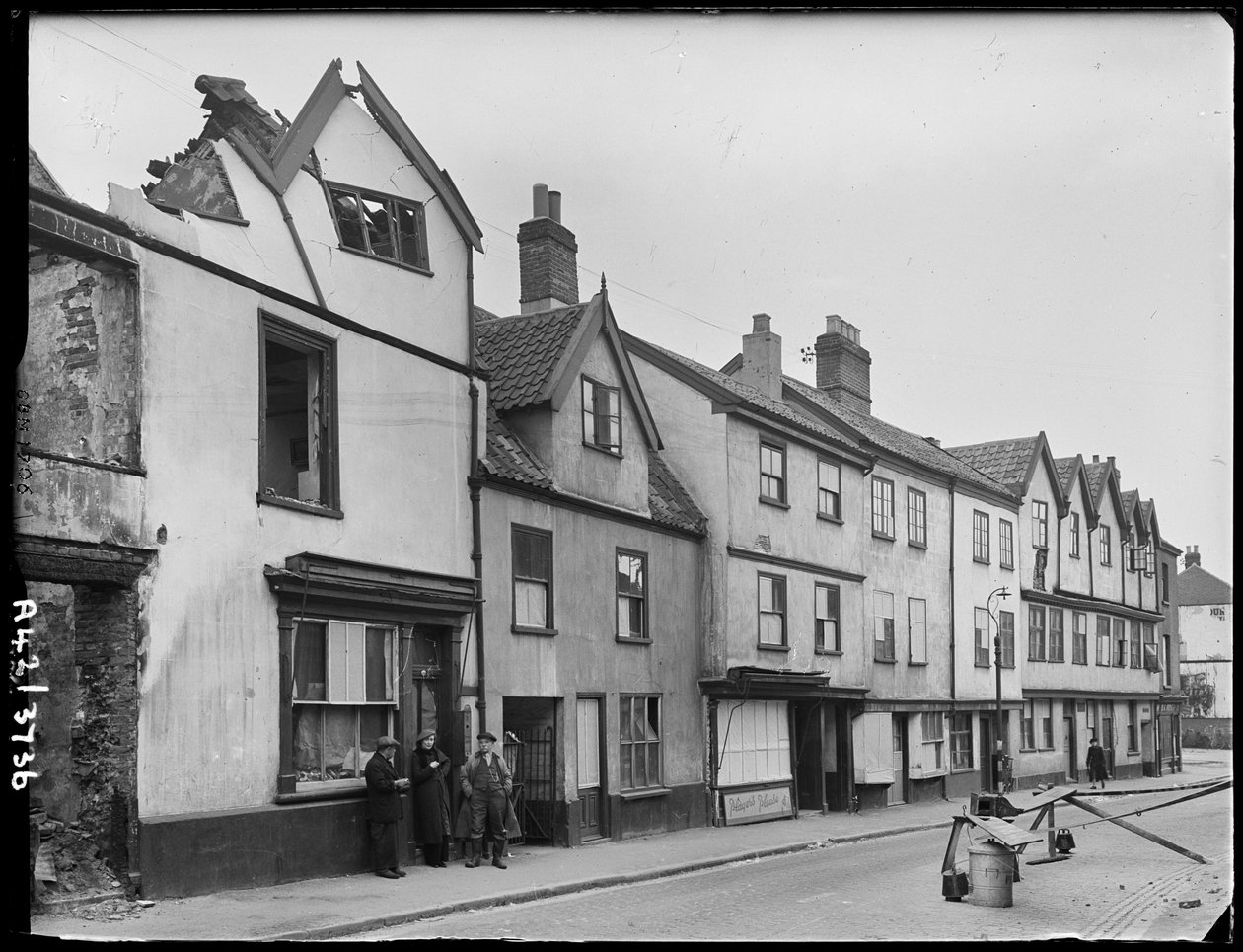 Oak Street, Norwich, Norfolk, 1942 von George Bernard Mason