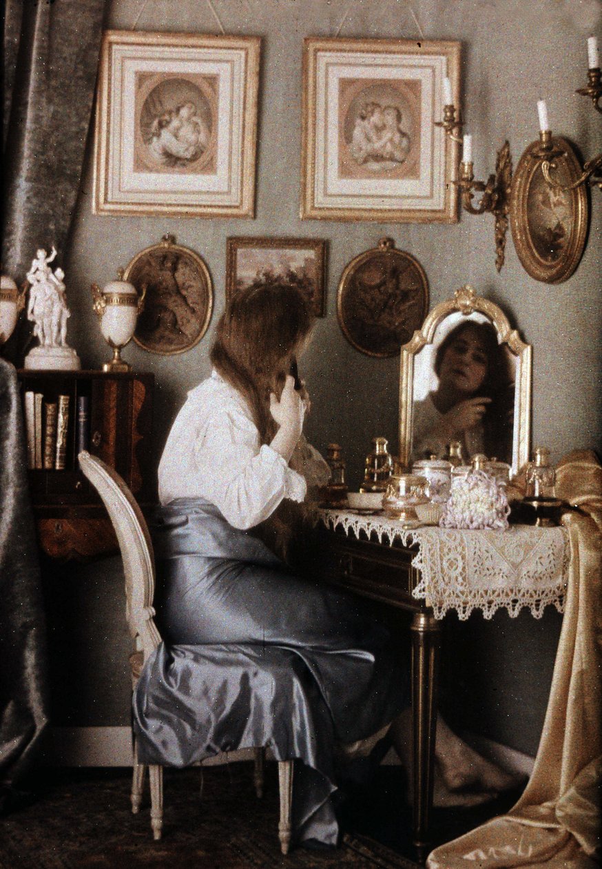 Frau bei ihrer Toilette - Autochrom von G. Henry, ca. 1910 von George F. Henry