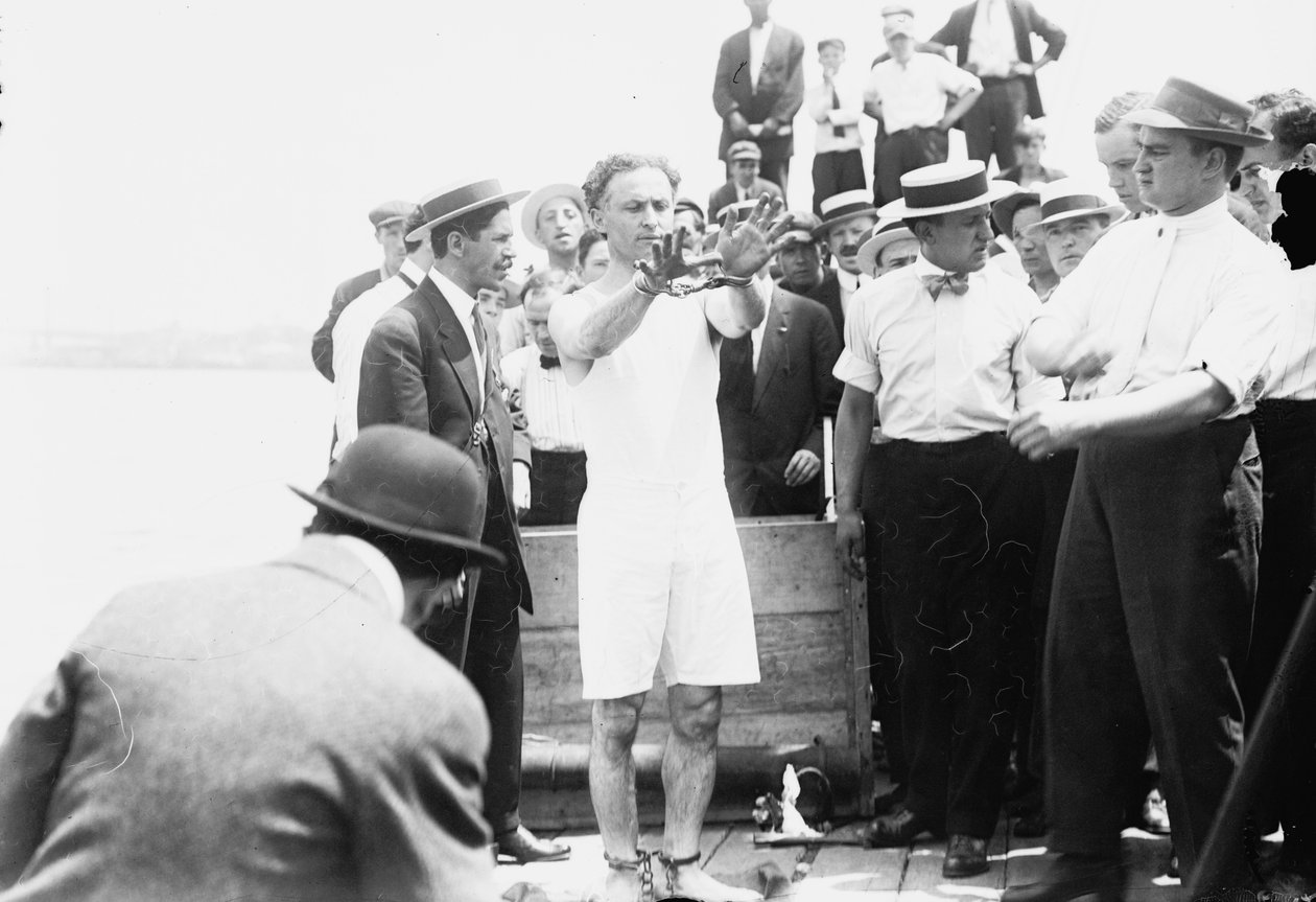 Harry Houdini wird gefesselt, bevor er in eine Kiste genagelt und in die New Yorker Bucht abgesenkt wird, 1912 von George Grantham Bain