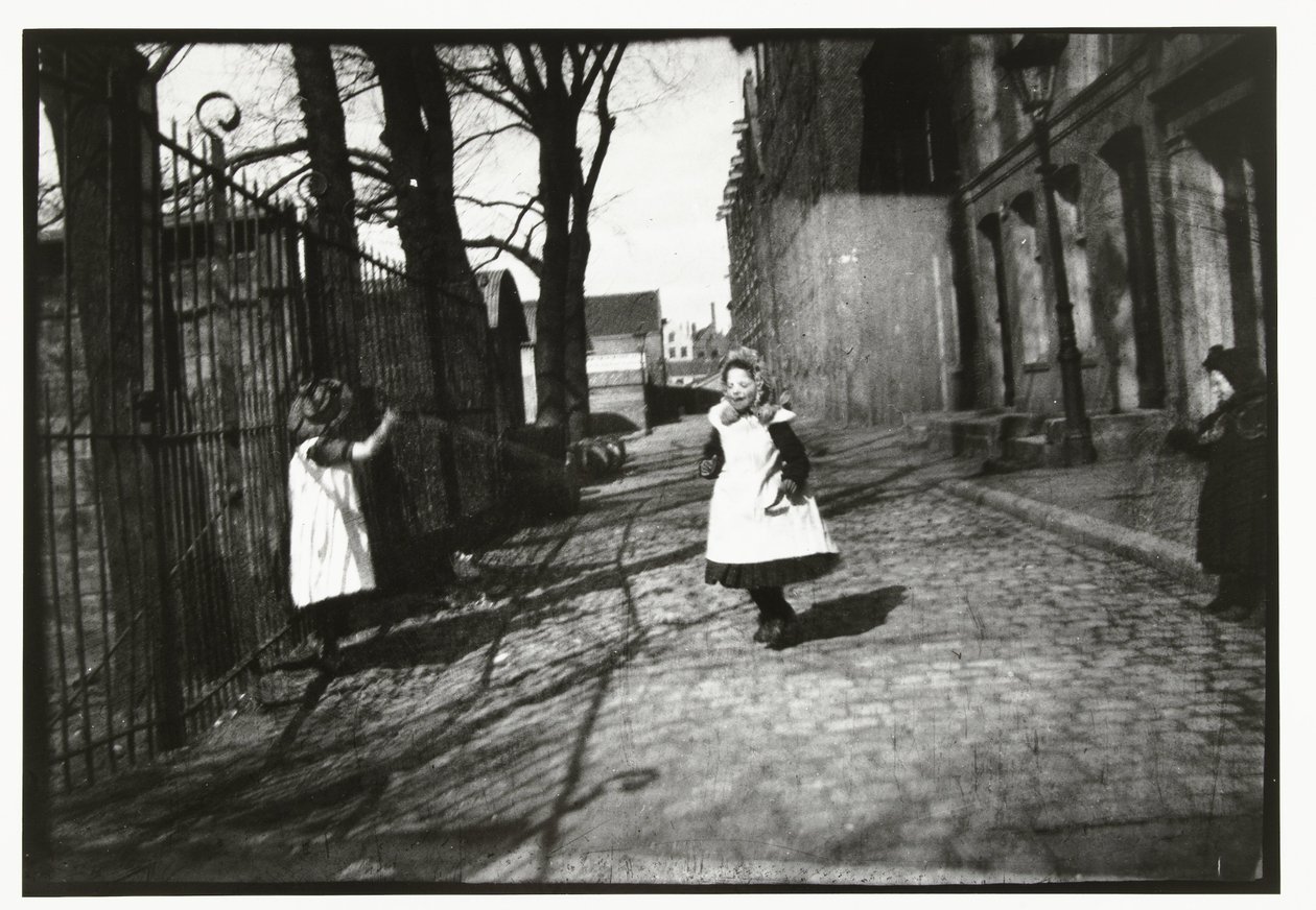 Kinder spielen vor dem Eingang von Breitners Atelier auf dem Prinseneiland in Amsterdam von George Hendrik Breitner
