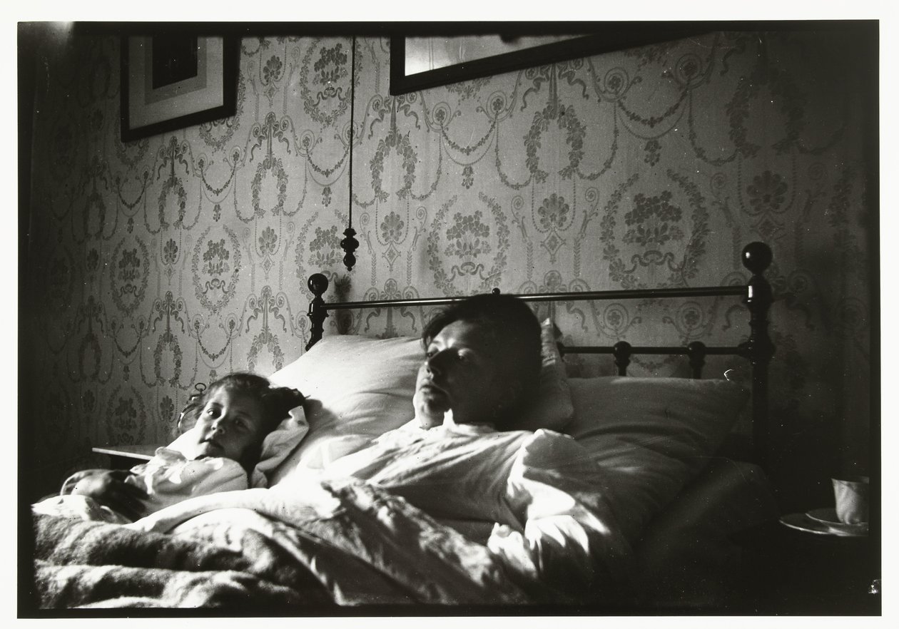 Marie Breitner und ein Mädchen beim Erwachen im Bett von George Hendrik Breitner