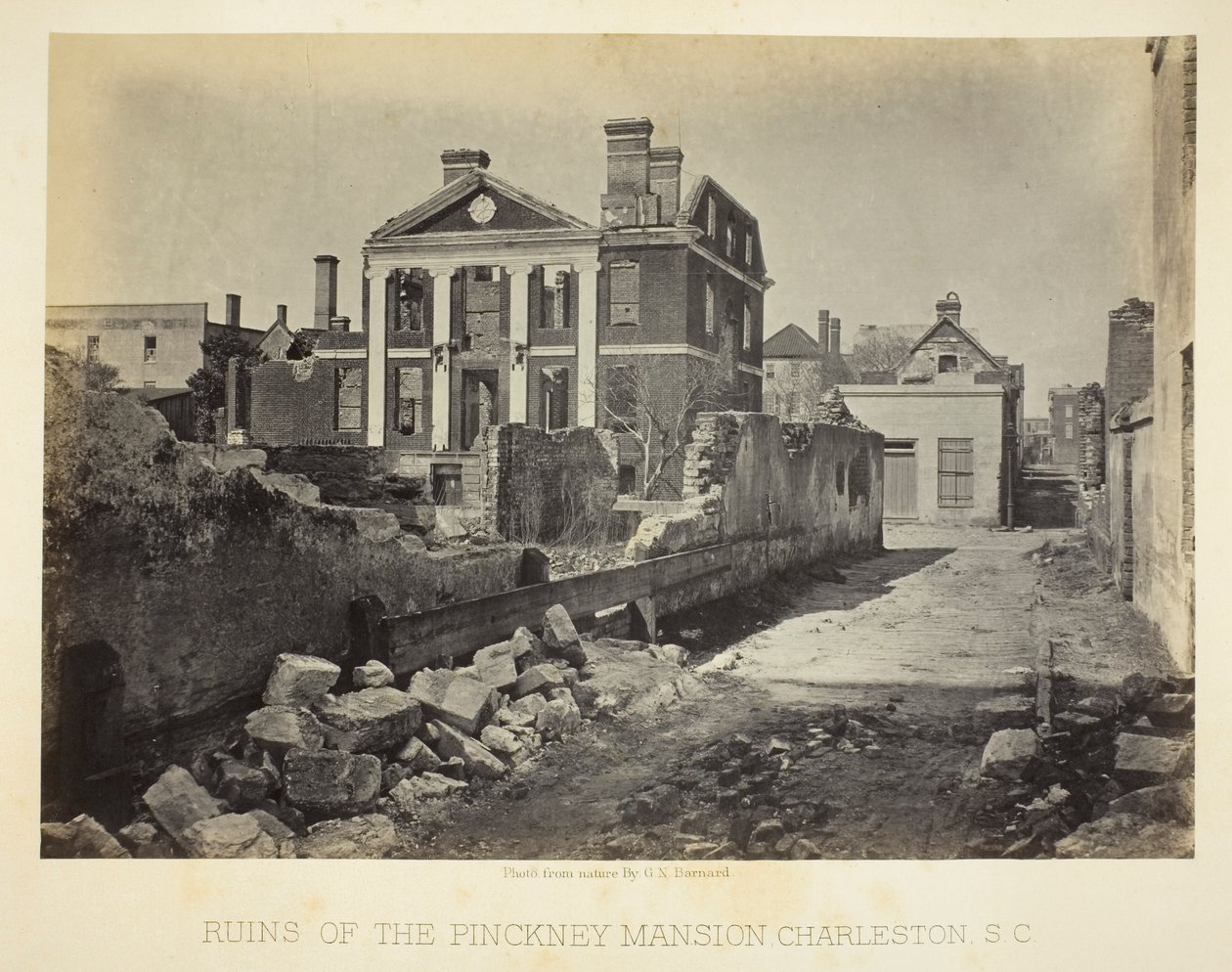 Ruinen des Pinckney-Hauses, Charleston, S.C. von George N. Barnard