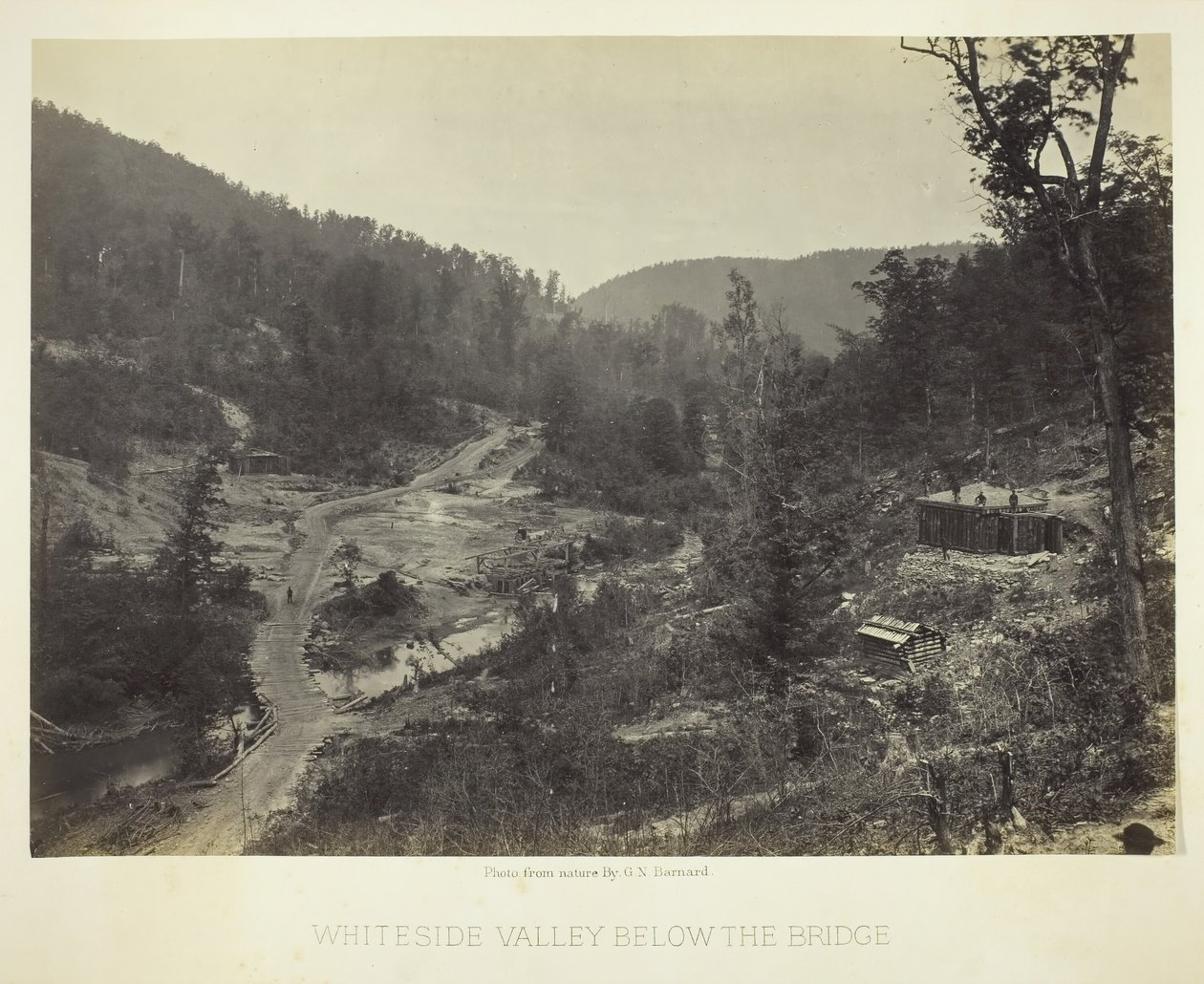 Whiteside-Tal unterhalb der Brücke (1864) von George N. Barnard