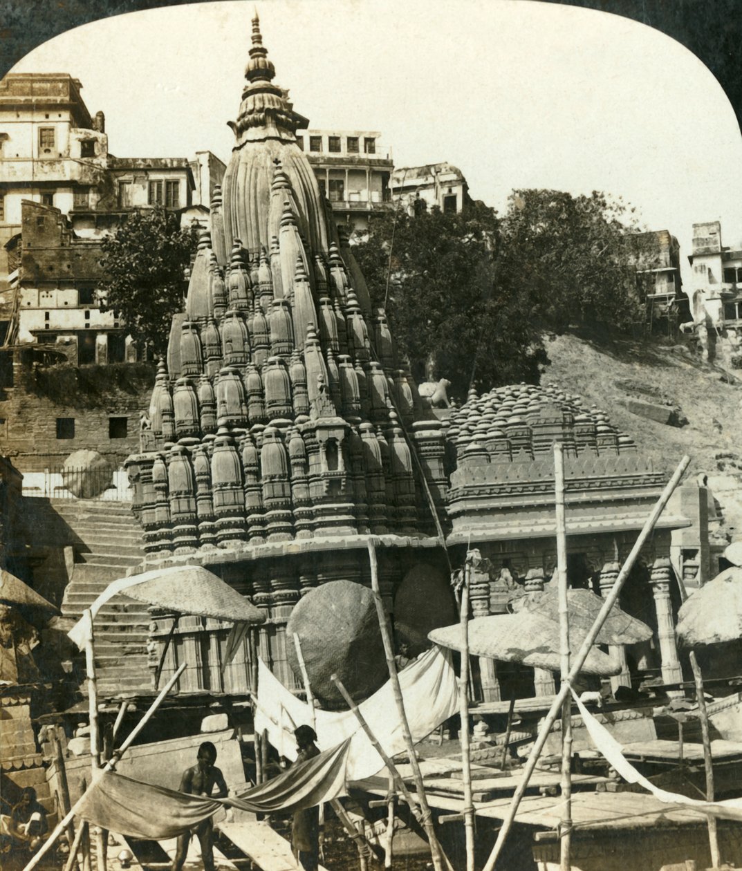 Tempel am Ufer des Ganges, Benares, Indien, ca. 1909 von George Rose