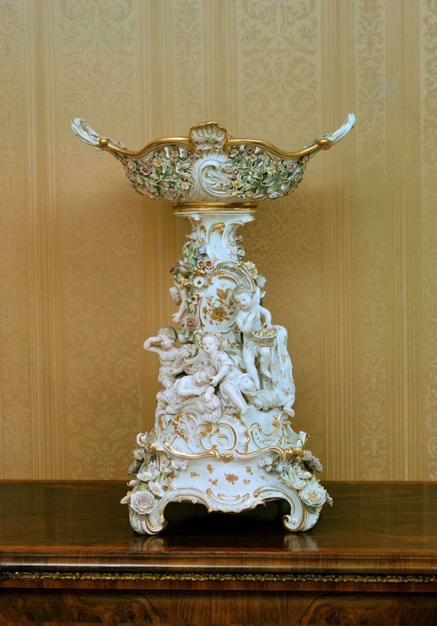 Kuchenständer mit Putten, die die Jahreszeiten darstellen, ca. 1830 von German School