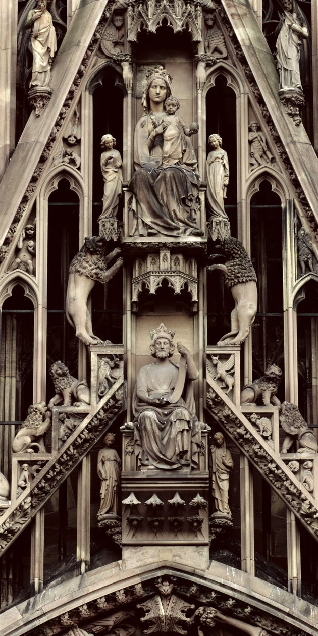 Detail der Jungfrau und des Kindes, vom Giebel über dem zentralen Portal an der Westfassade, begonnen 1277 von German School