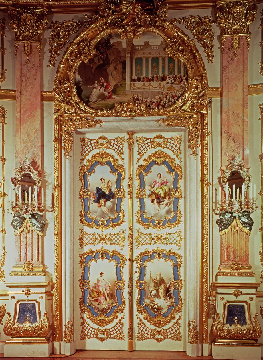 Tür des Porzellanraums mit vier Tafeln, die klassische Szenen von Meissen darstellen, und einer, die eine Theaterproduktion darstellt von German School