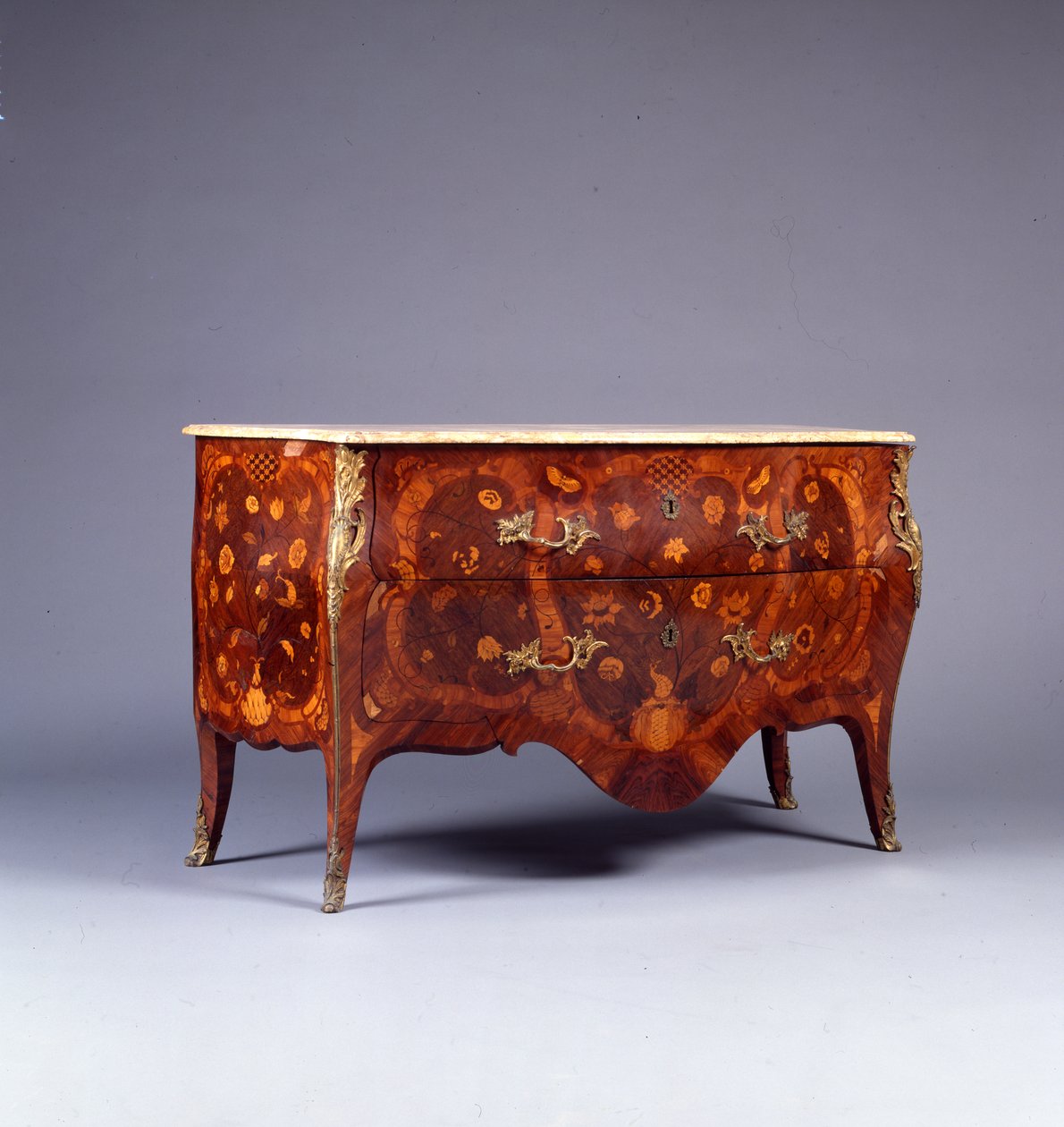 Eine von einem Paar Marketerie- und Parketterie-Kommoden, ca. 1765 von German School