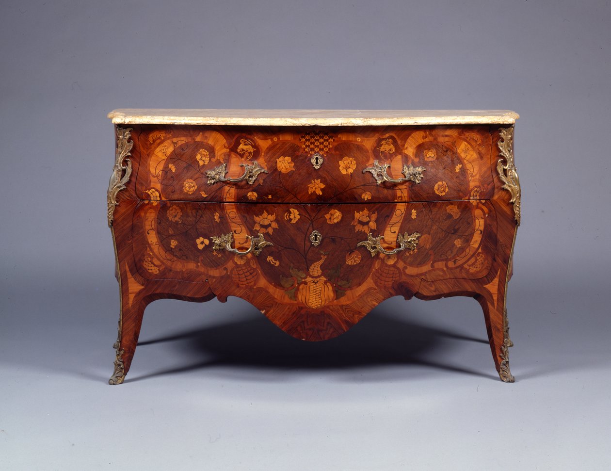 Eine von einem Paar Marketerie- und Parketterie-Kommoden, ca. 1765 von German School