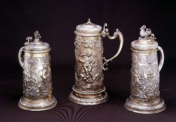 Silbervergoldeter zylindrischer Krug von Paul Hubner, Augsburg 1590; silbervergoldeter zylindrischer Krug von Tobias Kramer, Augsburg 1620; teilvergoldeter zylindrischer Krug von Paul Hubner, Augsburg 1590, 16.-17. Jh. von German School