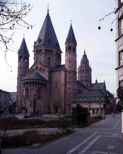 Ansicht der Kathedrale von St. Martin und St. Stephan von Nordosten von German School