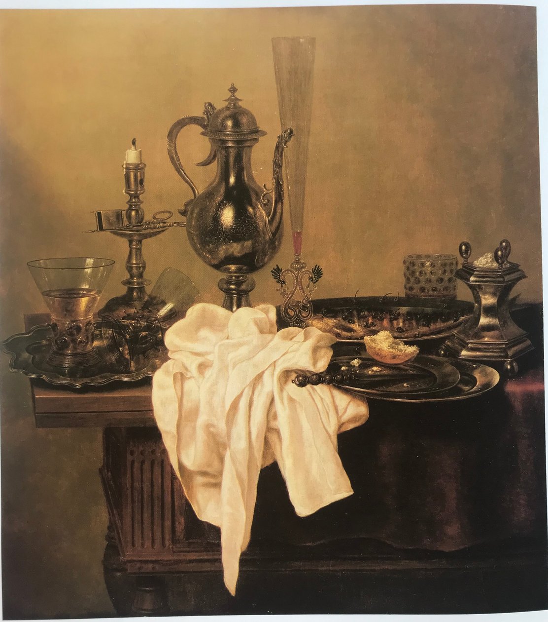 Stillleben mit Krug, Platten, Kerzenhalter, Salzfass und Glaswaren auf einem Tisch von Gerret Willemsz Heda