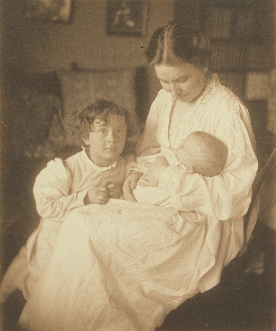 Mutter im Morgenmantel, sitzend, mit Säugling und kleinem Sohn von Gertrude Käsebier