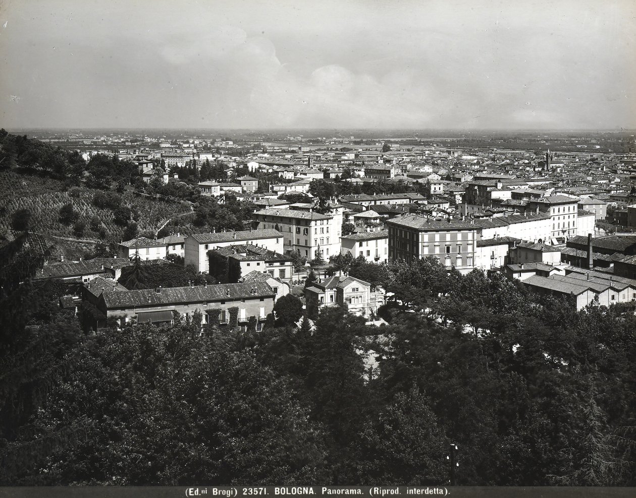 Panorama von Bologna mit einigen Fabriken und einem Hügel von Giacomo Brogi
