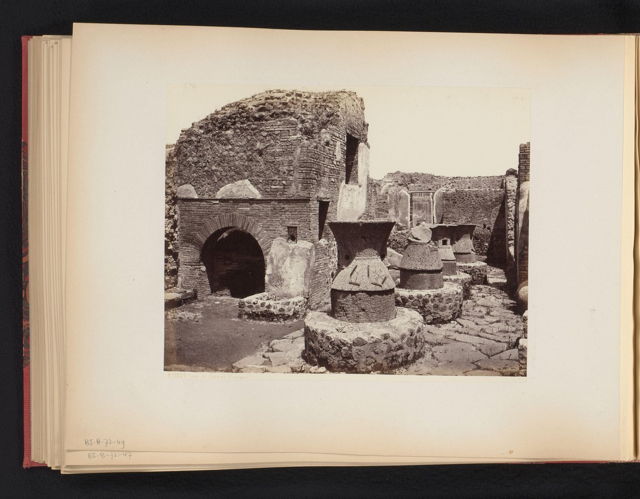 Ruine einer Bäckerei in Pompeji von Giorgio Sommer (attributed to)