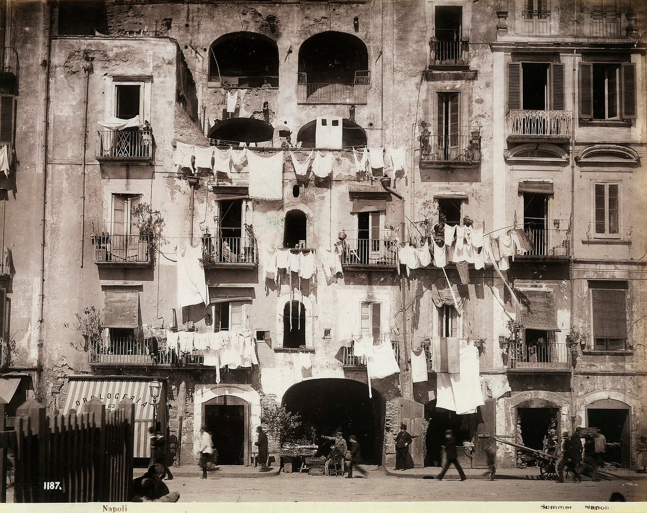 Fassade eines Gebäudes mit Wäsche zum Trocknen, in Neapel von Giorgio Sommer