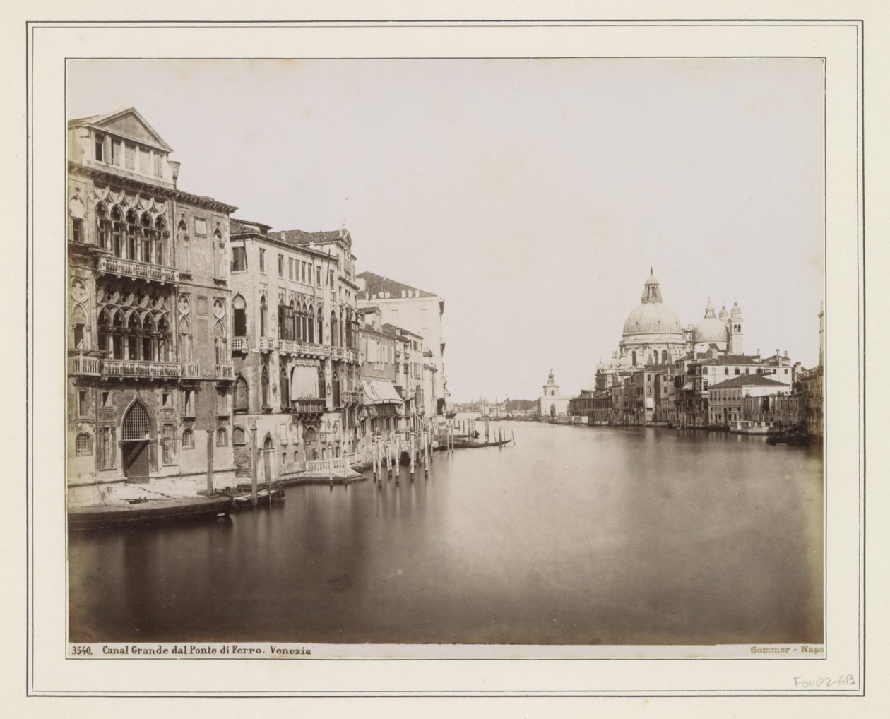Blick auf den Canal Grande in Venedig mit rechts der Santa Maria della Salute von Giorgio Sommer