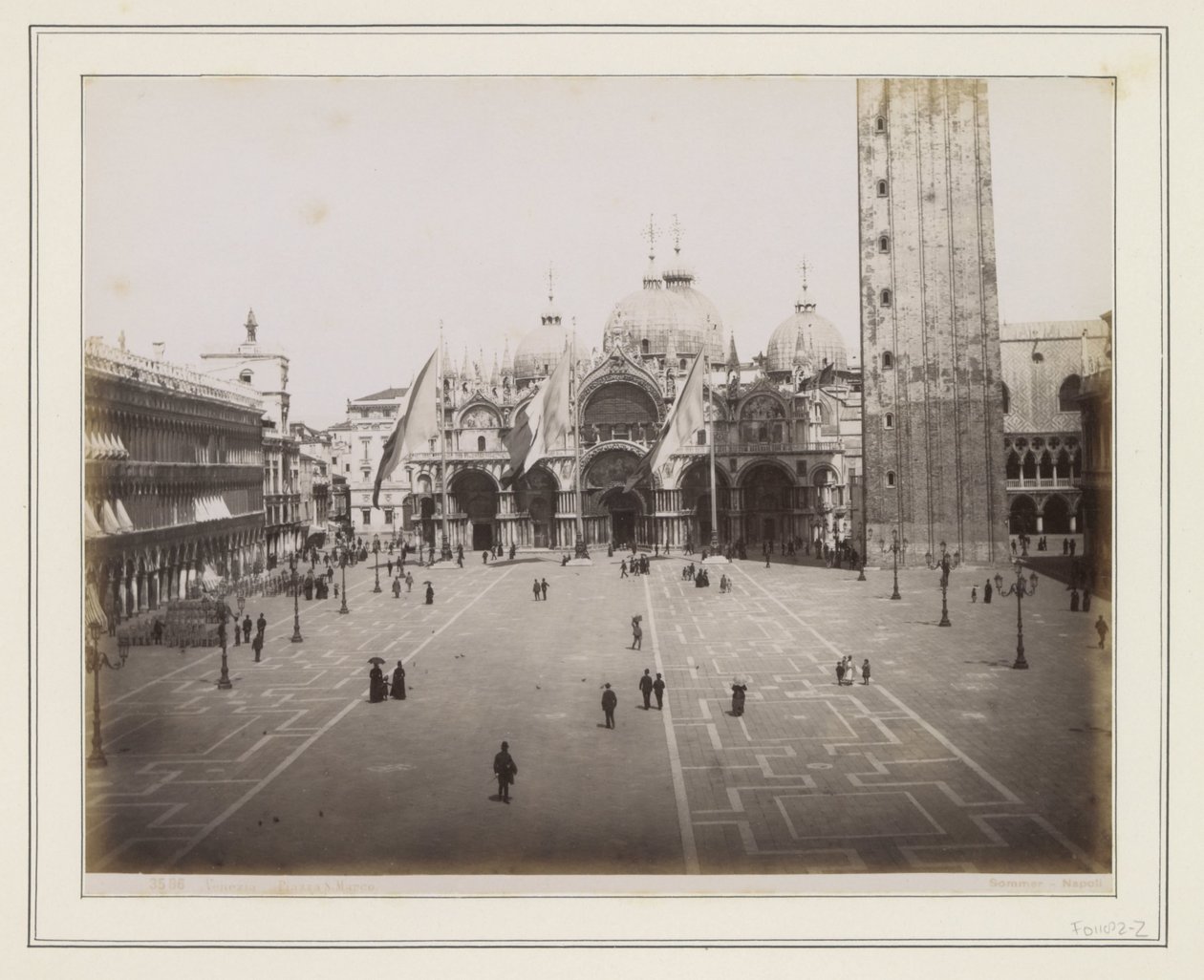 Ansicht des Markusplatzes, der Markusbasilika und des Fußes des Campanile von Giorgio Sommer