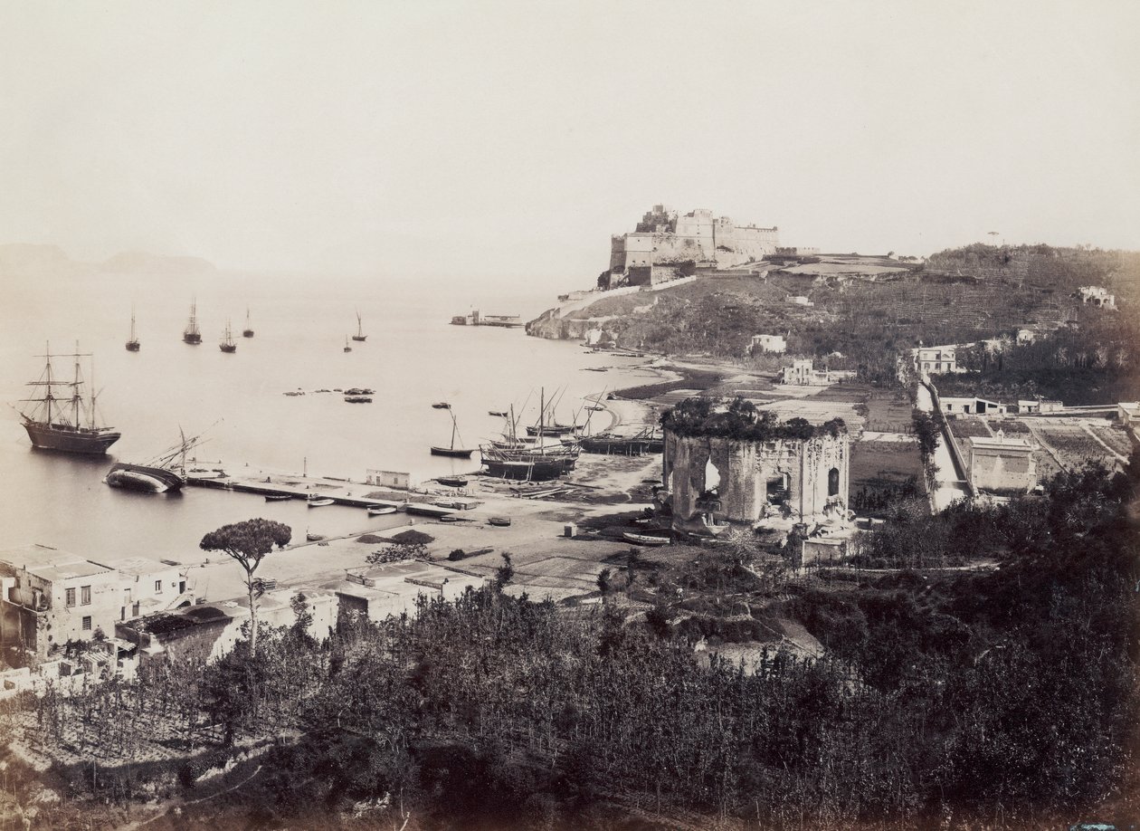 Panorama des malerischen Golfs von Baia (Neapel), gesprenkelt mit Segelbooten. Im Vordergrund gegenüber dem kleinen Kai befindet sich der Tempel der Venus. Im Hintergrund, auf einem Vorgebirge gelegen, das Schloss des Vizekönigs aus dem 16. Jahrhundert von Giorgio Sommer